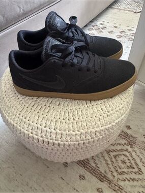 Nike Youth 7Y Black Low-Top Sneakers with Black Laces